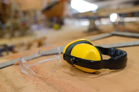 La surdité professionnelle touche plus de 10 000 travailleurs par an au Québec, causée par une exposition prolongée au bruit en milieu de travail.