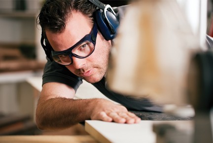 Surdité professionnelle : sensibiliser les employeurs et les employés est essentiel pour réduire les cas et protéger la santé auditive.